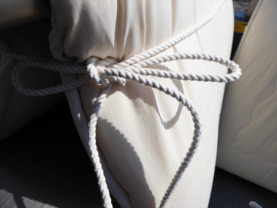 布団の横でロープを結った状態