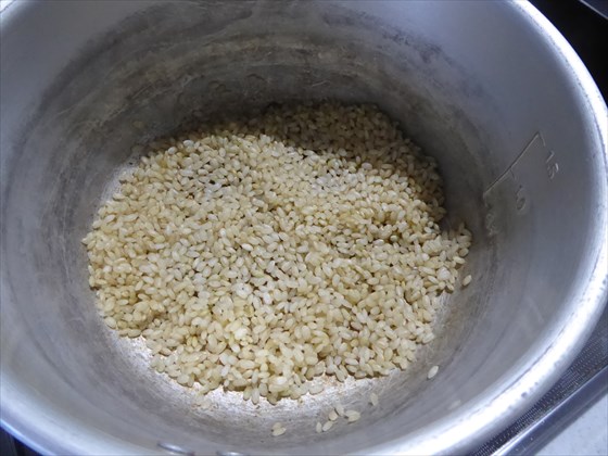 鍋で炒る米