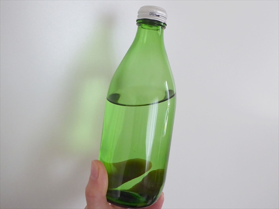 緑の瓶に入った水