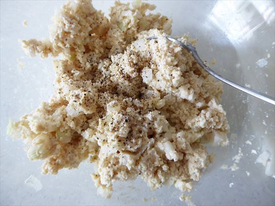 小麦粉も入れて混ぜ、コショウと塩をふったところ