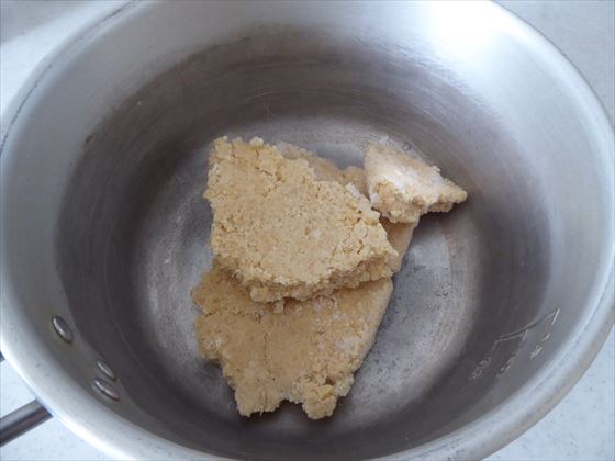 鍋に入った凍った大豆ミート