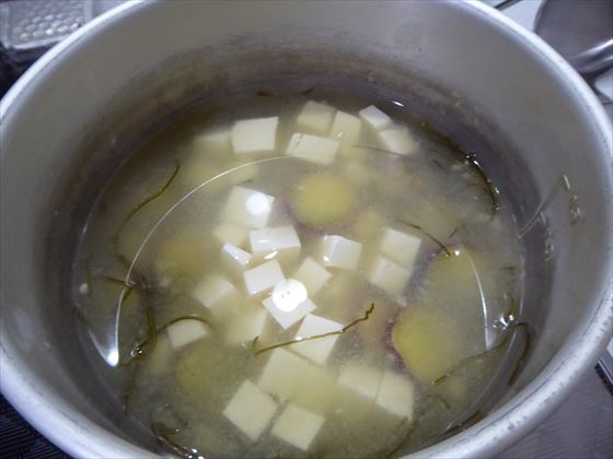 豆腐とさつまいもを追加した味噌汁