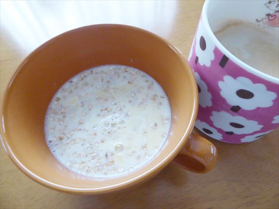 2021年4月5日の朝ごはん、チーズ入りオートミール、豆乳入りコーヒー