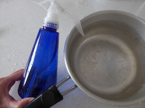綺麗になった鍋とクエン酸水を入れたスプレーボトル