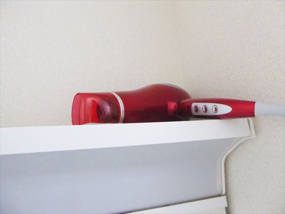 洗面台上に置かれた赤いドライヤー