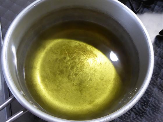 鍋に戻した煮汁、煮汁の色は緑色