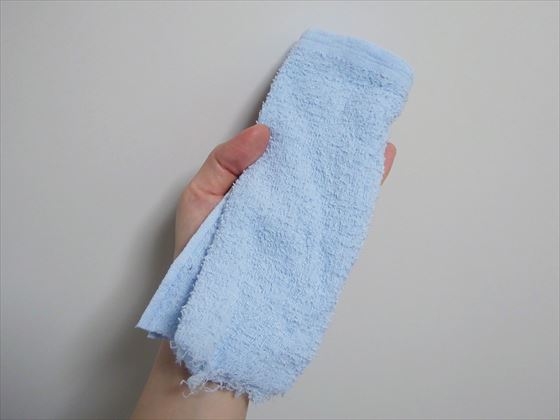 手のひらに広げた手作り布ナプキン