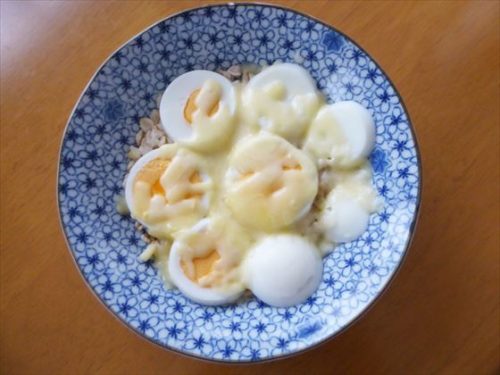 皿にもったオートミールとゆで卵