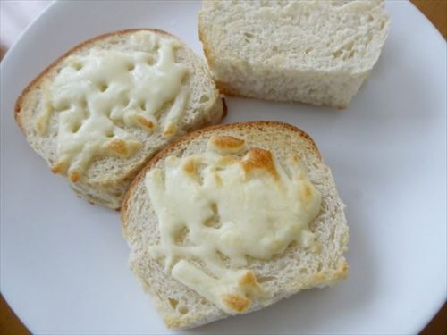 パンにチーズをのせて焼いたところ