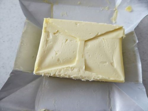 ビオバターを開封したろころ、白っぽい四角いバターです