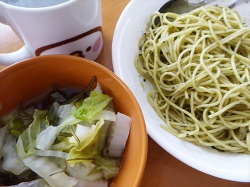 皿に盛ったパスタと、手前に白菜がたっぷり入った和風スープ