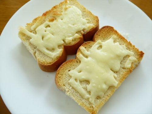 皿にのったチーズトースト