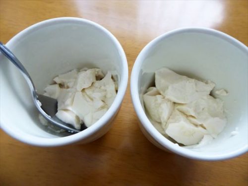 2個のマグに入れた豆乳ヨーグルト