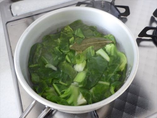 キャベツの外側の葉でスープを作るところ