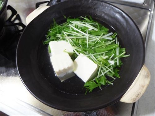ひとり用鍋に入った豆腐と水菜