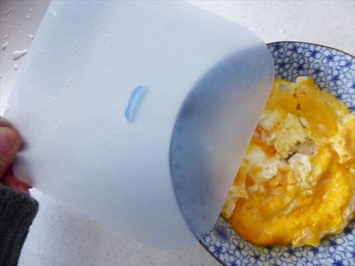 皿とシリコンラップを使って作った卵焼き