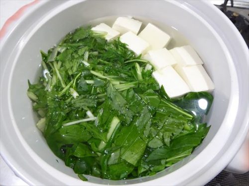土鍋に入った水菜・小松菜・木綿豆腐
