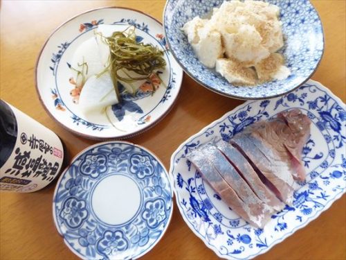 テーブルに並んだ切った刺身や豆腐丼など