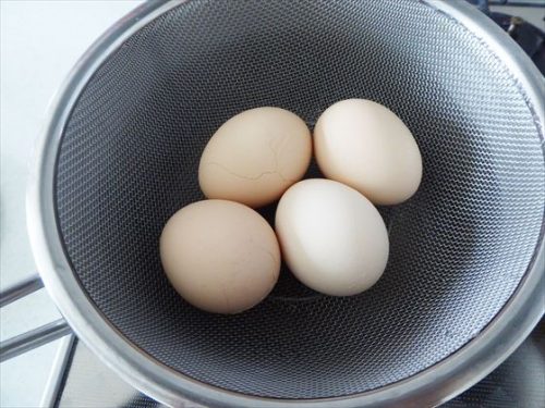 卵4個を鍋で蒸しているところ