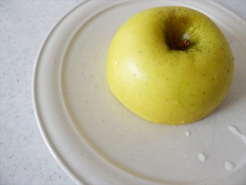 切り口を皿に密着させたりんご