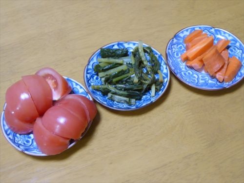 3枚の小皿に盛った副菜