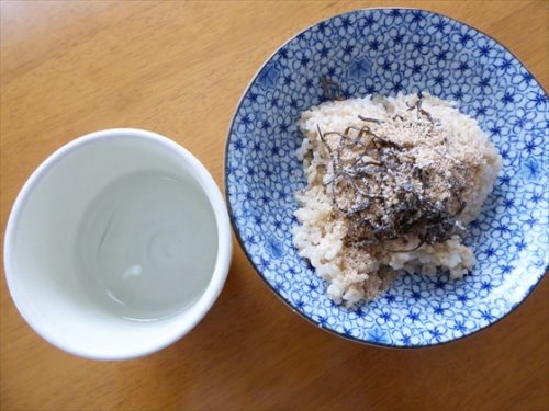 青い皿に盛った玄米