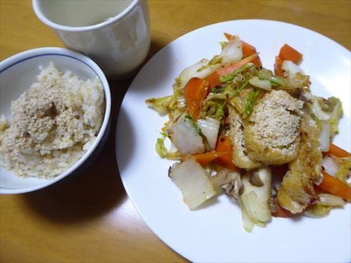 白い皿に盛った野菜炒めと茶碗に玄米