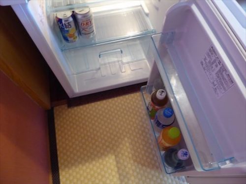 冷蔵庫の中、お酒やペットボトルのジュース・水が入っている
