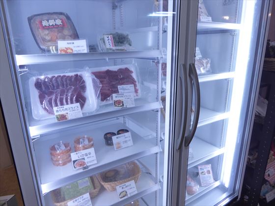 お土産コーナーにある、冷凍コーナー、肉などが入っている