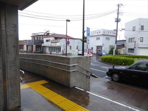 雨がふる駅前の様子