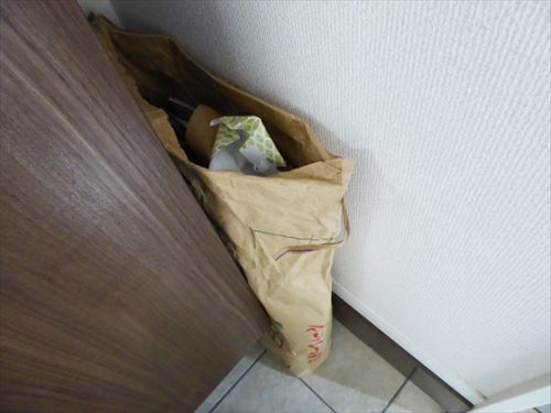 玄関に置いてある、雑がみが入った米袋