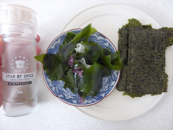 トッピングの海藻ミックス、切った焼き海苔、粒胡椒が入ったミル