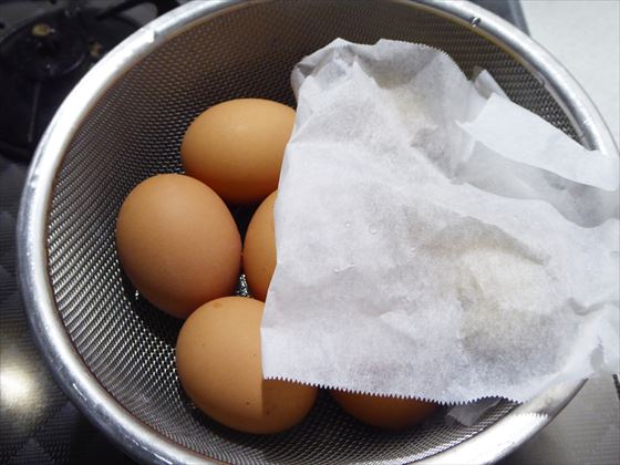 クッキングシートの左側で蒸かしている卵