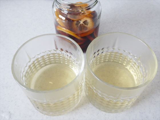グラスに入った水で割ったレモンシロップ