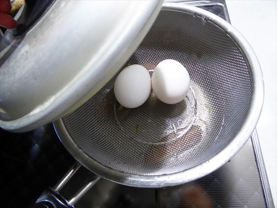 卵2個を蒸しているところ