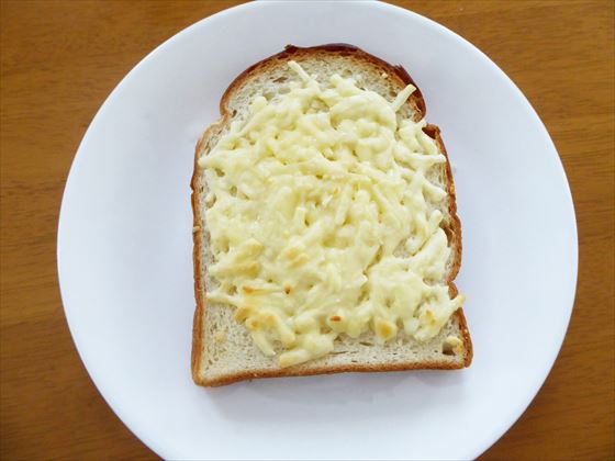 パンにチーズをのせたトースト