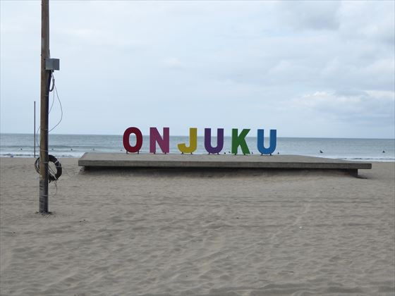 ONJUKUと砂浜に置かれたモニュメント