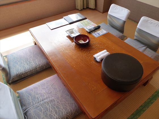 テーブルの上の物、お茶セットや案内、灰皿やおしぼりなど