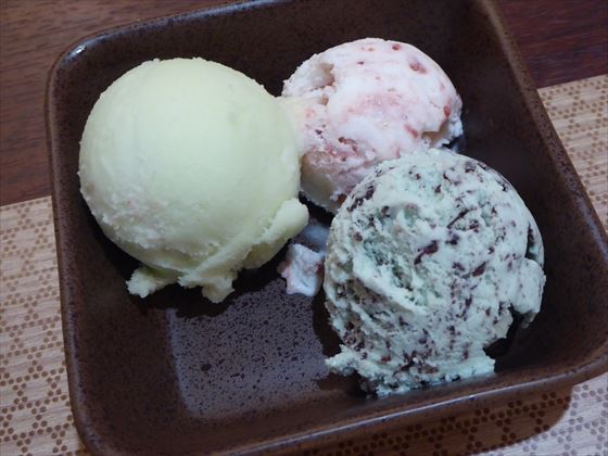 アイスが3種類のった皿