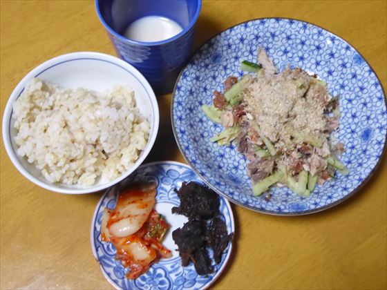 青い皿にサバ水煮の梅和え、茶碗に玄米と小皿にうま煮とキムチ