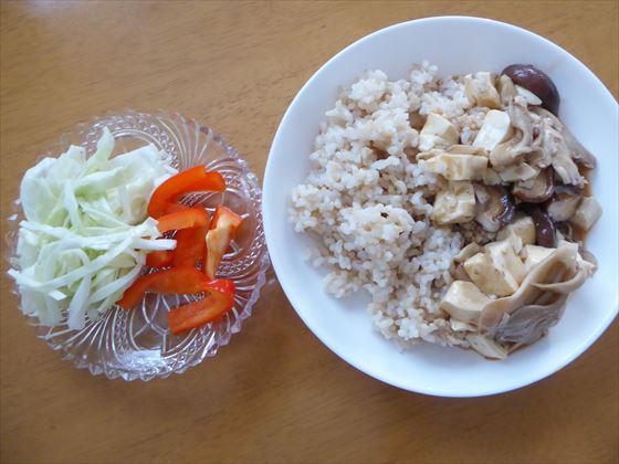 ガラスの皿にキャベツとパプリカの無塩無糖ピクルス、玄米に麻婆豆腐をかけた麻婆豆腐丼