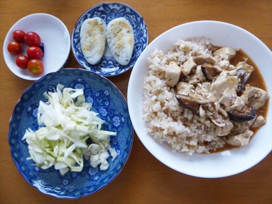 麻婆豆腐丼にキャベツのピクルスとミニトマト、小皿に笹かまぼこ