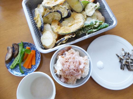 バットに野菜天ぷら、小皿にぬか漬けとピクルス
