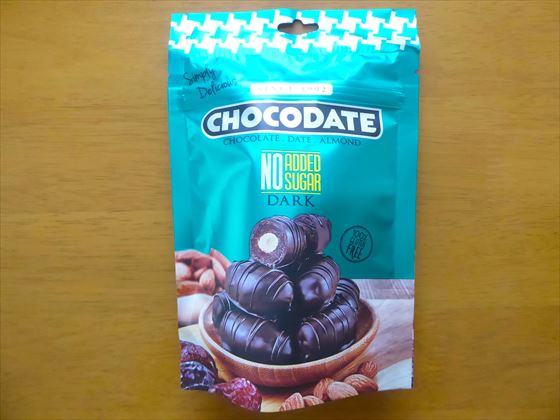 砂糖不使用　ダークチョコ＆デーツ（アーモンド）の緑色のパッケージ