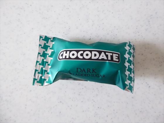 砂糖不使用　ダークチョコ＆デーツ（アーモンド）の個包装状態