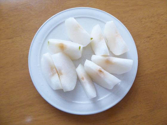 白い皿に盛った梨
