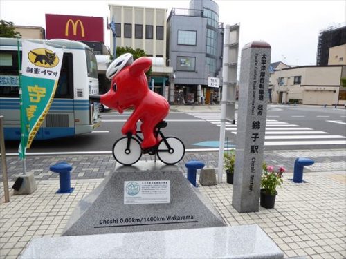 チーバ君が自転車乗っている銅像