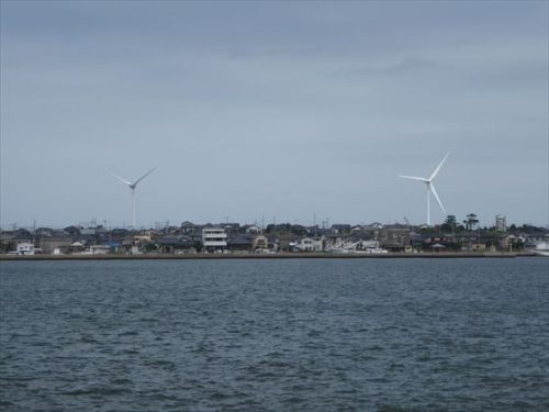海の奥に見える風力発電