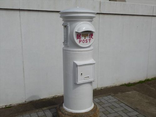 白い郵便ポスト