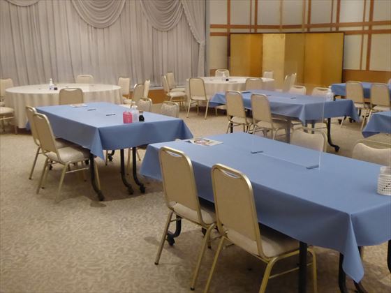 朝食会場内の様子、青いテーブルクロスがかかってるテーブルが並ぶ